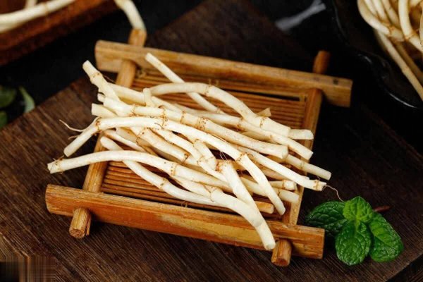 万无优配 千年清肺圣药鱼腥草：中医智慧与现代研究揭秘